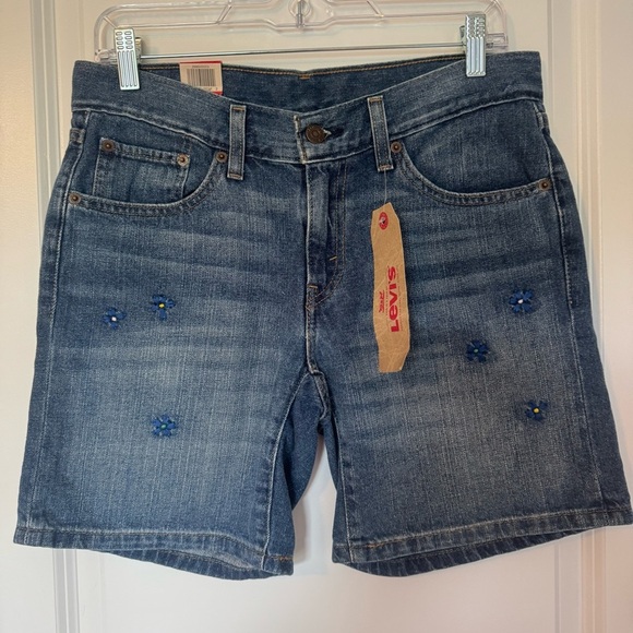NWT Levi's Women’s Flower Embroidered Blue Jean Classic Mid Rise Shorts - Picture 1 of 7